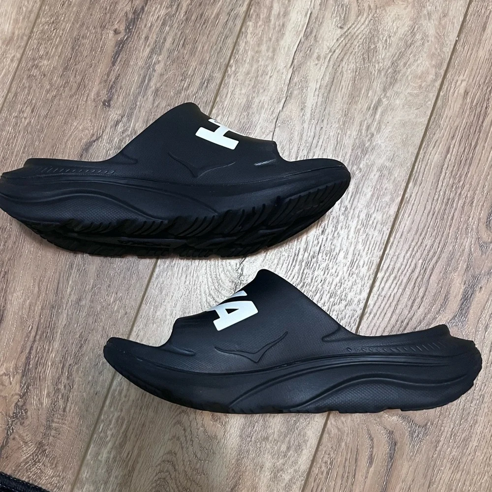 Hoka Ora Slide in Black with White Logo - Picture 4 of 14